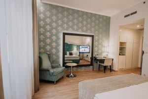 la-prima-fashion-hotel-deluxe-triple-room